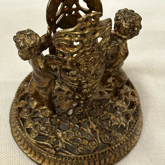 Noontidings Bud Vase Gold Tone Metal 2 Cherub Filigree Ormolu HOLLYWOOD REGENCY - Picture 4 of 10